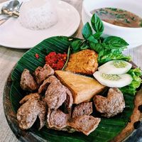 Yuk! Ngemil Bakso Penyet Super Pedas yang Bikin 'Baper' di Sini