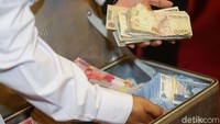 Kemudian ada pecahan menyerupai Rp 10.000 sebanyak 550 lembar, pecahan menyerupai Rp 5.000 sebanyak 146 lembar, pecahan menyerupai Rp 2.000 sebanyak 2 lembar, pecahan menyerupai Rp 500 sebanyak 3 lembar, dan pecahan menyerupai Rp 100 sebanyak 3 lembar.
