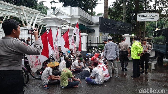 Massa Banyuwangi Demo di Istana Bogor