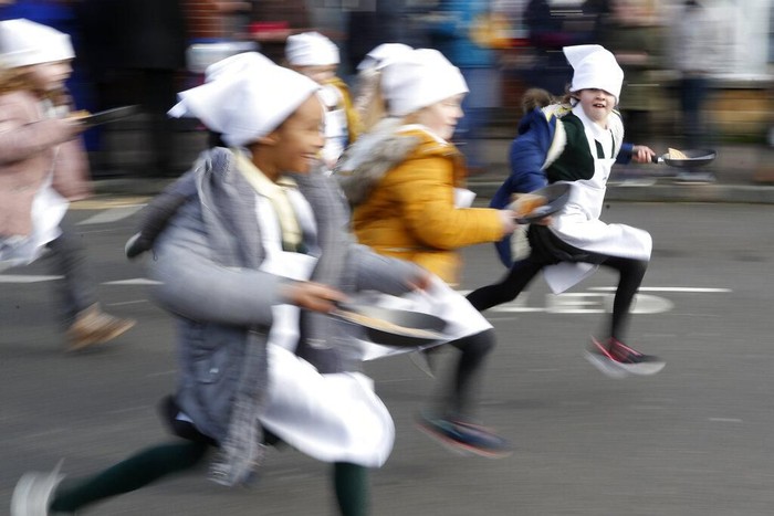 Lomba Balap Lari Sambil Bawa Pancake di Inggris Anak-anak dan orang dewasa ikut serta dalam lomba balap lari sambil membawa pancake di Inggris. Diketahui perlombaan itu sudah ada sejak tahun 1445 lho.