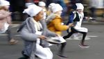 Adu Cepat Berlari Sambil Bawa Pancake di Inggris