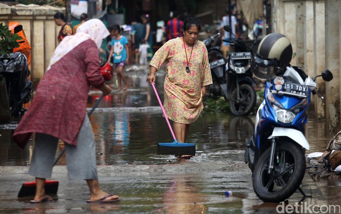 Warga Cipinang Melayu Bersih-bersih Pascabanjir Banjir yang mulai surut di kawasan Cipinang Melayu, Jakarta Timur, dimanfaatkan warga untuk bersih-bersih rumah.