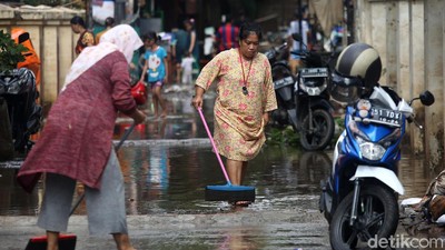 Warga Cipinang Melayu Bersih-bersih Pascabanjir