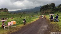 Banyak pengunjung membawa berkaha bagi warga setempat. Mereka tampak berdagang.
