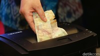 Bank Indonesia senantiasa melakukan upaya penanggulangan uang Rupiah palsu, baik dari sisi preventif melalui penguatan kualitas unsur pengaman, sosialisasi, dan edukasi mengenai ciri keaslian uang Rupiah untuk melindungi masyarakat dari risiko menjadi korban penerimaan uang Rupiah palsu serta mendukung upaya represif untuk memberikan efek jera kepada pelaku pemalsuan uang melalui kerja sama dengan aparat penegak hukum.