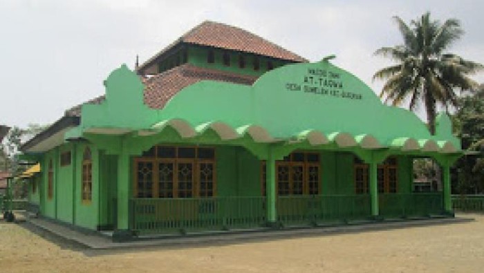 Masjid Kuno Jami At Taqwa di Banjarnegara, Jawa Tengah yang dibangun di tahun 1600 merupakan destinasi wisata religi. Juga unik karena berdiri di dua desa sekaligus.