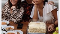 Nah, kalau yang satu ini Maia dan teman-temannya menghabiskan waktu bersama di sebuah tempat makan. Tampaknya ini dalam rangka ulang tahun temannya. Terlihat kue ulang tahun berwarna putih bertengger di atas meja. Foto: Instagram @maiaestiantyreal