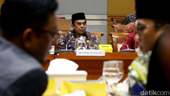 Menag Fachrul Razi hadiri rapat bersama Komisi VIII DPR. Sejumlah hal dibahas di rapat itu, salah satunya soal upaya pencegahan virus corona untuk jemaah haji.