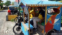 Untuk berkeliling Pulau Penyengat, traveler bisa naik becak motor yang banyak mangkal di sekitar pelabuhan. Masih ada beberapa situs bersejarah lain yang bisa dikunjungi di pulau ini. (Wahyu Setyo/detikTravel)