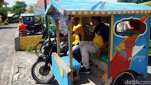 Untuk berkeliling Pulau Penyengat, traveler bisa naik becak motor yang banyak mangkal di sekitar pelabuhan. Masih ada beberapa situs bersejarah lain yang bisa dikunjungi di pulau ini. (Wahyu Setyo/detikTravel) Untuk berkeliling Pulau Penyengat, traveler bisa naik becak motor yang banyak mangkal di sekitar pelabuhan. Masih ada beberapa situs bersejarah lain yang bisa dikunjungi di pulau ini. (Wahyu Setyo/detikTravel)