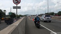 Kendaraan di dalam tol melaju sangat kencang, para pemotor pun berhati-hati.