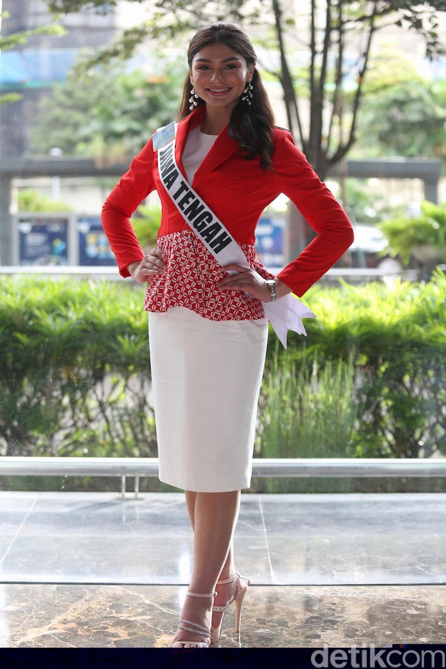 Jihane Almira adalah satu dari 39 finalis Puteri Indonesia 2020 yang mewakili 34 provinsi. Selama sepekan ke depan mereka akan menjalani karantina hingga malam final. Acara puncak Pemilihan Puteri Indonesia 2020 akan digelar di Jakarta Convention Center pada Jumat (6/3/2020). Miss Universe 2019 Zozibini Tunzi, Miss International 2019 Sireethorn Leearamwat dan Miss Supranational 2019 Anntonia Porsild akan menghadiri acara tersebut. Foto: Agung Pambudhy