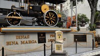 Tugu titik nol yang berada di Jalan Raya Asia Afrika, tepatnya di depan Kantor Binamarga Provinsi Jawa Barat, itu menjadi salah satu spot wisata populer di Kota Bandung.
