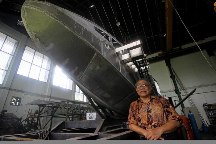 Kapal Perang Rancangan Dosen ITS Dosen Institut Teknologi Sepuluh Nopember (ITS) merancang sebuah kapal perang. Kapal rancangan dosen ITS itu mampu berubah menjadi tiga mode berbeda. Penasaran?