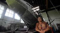 Dosen Institut Teknologi Sepuluh Nopember (ITS), Wisnu Wardhana berpose di samping kapal perang The Croc di Laboratorium Kelautan ITS, Surabaya, Jawa Timur, Rabu (26/2/2020).