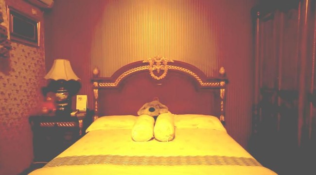 Memperlihatkan kamar tidur untuk tamu yang menurutnya juga sama dengan kamar-kamar lain di rumahnya termasuk untuk pembantu rumah tangga, Inul Daratista mengungkapkan alasan mengapa semua furnitur di rumahnya dari merek high end Da Vinci. Dulu itu seorang penyanyi dangdut dianggap murah. Dalam pemikiran orang, dangdut itu kelasnya rendah. Dalam pemikiran Mas Adam dan Mba Del (manajer Inul) waktu itu, biar aku tidak direndahkan lagi. Ini untuk bisa membuat orang lain berpikir inul itu tidak seperti yang orang bayangkan, tuturnya. Foto: Dok. YouTube Inul Daratista Official