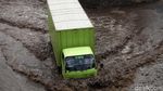 Aksi Nekat Sopir Truk Libas Banjir di Cilincing