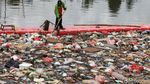 Bikin Mampet, Tumpukan Sampah di Sungai Mookervart Dibersihkan