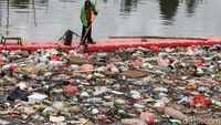 Sampah yang mengotori sungai mulai dari plastik, botol bekas hingga styrofoam.