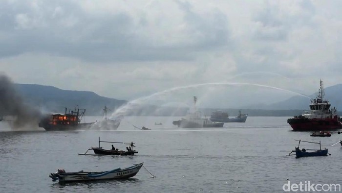 kapal terbakar