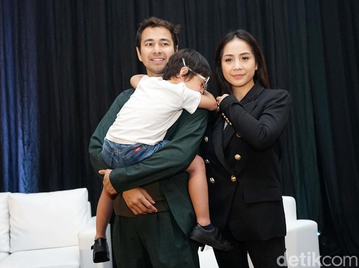 Raffi Ahmad dan Nagita Slavina saat dijumpai di kawasan Gatot Subroto.
