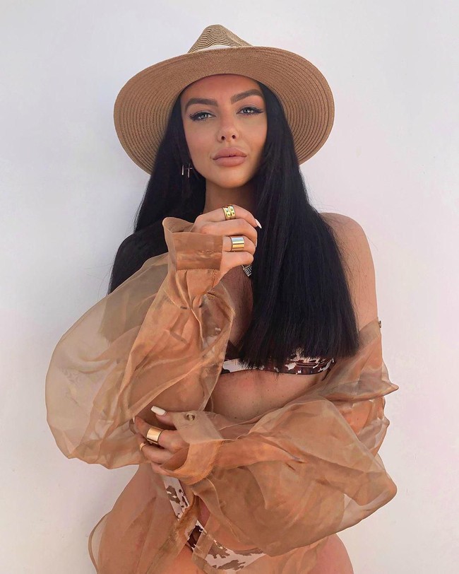 Rosie Williams, influencer yang pernah membintangi reality show Love Island mengungkapkan dia sering menerima pesan melalui media sosialnya dari para pria nakal. Pria-pria tersebut menawarkan uang yang jumlahnya tidak sedikit dan balasannya dia harus mau menjadi teman spesial pria itu. Foto: Dok. Instagram @rosieawilliams