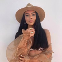 Rosie Williams, influencer yang pernah membintangi reality show Love Island mengungkapkan dia sering menerima pesan melalui media sosialnya dari para pria nakal. Pria-pria tersebut menawarkan uang yang jumlahnya tidak sedikit dan balasannya dia harus mau menjadi teman spesial pria itu. Foto: Dok. Instagram @rosieawilliams