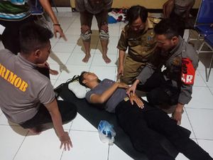 Bantu Korban Banjir di Karawang, Anggota Brimob Ini Digigit Ular Berbisa