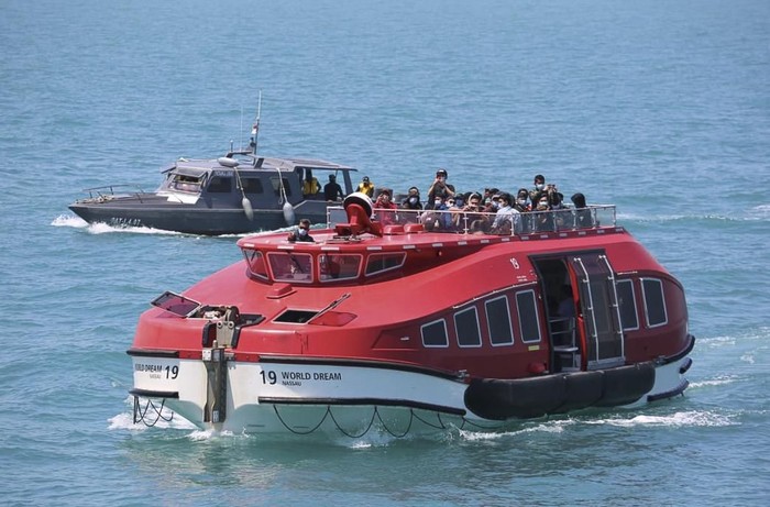 EVAKUASI AWAK KAPAL WORLD DREAM Petugas menyemprotkan cairan desinfektan kepada WNI kru kapal World Dream saat menaiki KRI dr Soeharso yang difasilitasi TNI AL, di Selat Durian Kepulauan Riau, Rabu (26/2/2020). Sebanyak 188 awak kapal World Dream dievakuasi menggunakan KRI dr Soeharso menuju tempat observasi COVID-19 di Pulau Sebaru Kecil, Kepulauan Seribu. ANTARA FOTO/Dispenal/wpa/ama.