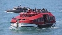 Begini momen saat para kru kapal World Dream dipindahkan ke KRI dr  Soeharso yang difasilitasi TNI AL, di Selat Durian Kepulauan Riau, Rabu (26/2/2020).