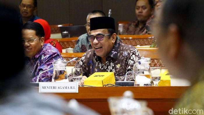 Menag Fachrul Razi hadiri rapat bersama Komisi VIII DPR. Sejumlah hal dibahas di rapat itu, salah satunya soal upaya pencegahan virus corona untuk jemaah haji.