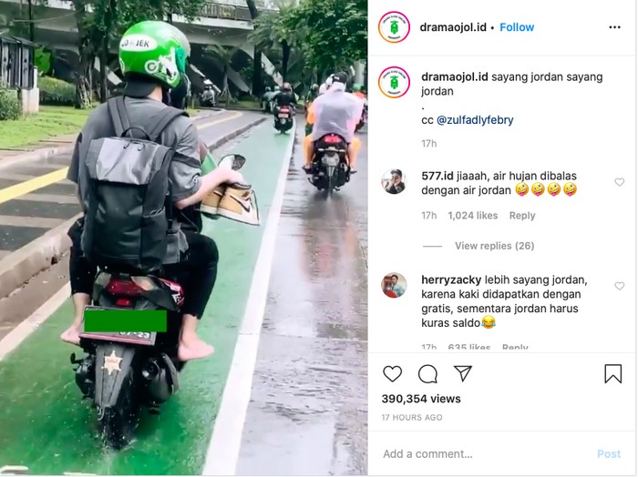 Penumpang Ojol Nyeker dan Tenteng Sneakers Penumpang Ojol Nyeker dan Tenteng Sneakers