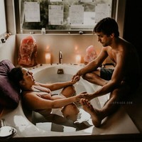 Peran suami juga sangat penting memberikan dukungan bagi istri saat melahirkan. I Am A Birthing Goddess karya Sophia Costa. Foto: Dok. Bored Panda/ International Association of Professional Birth Photographers