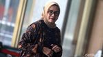 Senyum Komisioner KPU Evi Novida Saat Akan Diperiksa KPK