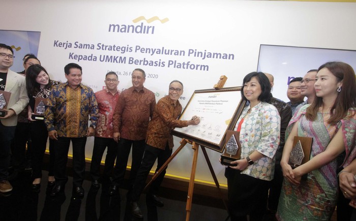 Gandeng Fintech, Bank Mandiri Salurkan Kredit ke UMKM Bank Mandiri menggandeng platform e-commerce dan fintech. Kerja sama ini guna mengucurkan modal untuk pelaku UMKM.