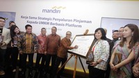 Dirut Taralite Sharly Rungkat, Direktur Hubungan Kelembagaan Bank Mandiri Donsuwan Simatupang, Dirut Bank Mandiri Royke Tumilaar, Direktur Teknologi Informasi Bank Mandiri Rico Usthavia Frans, Wadirut Bank Mandiri Hery Gunardi, dan Melissa Siska Juminto COO Tokopedia usai penandatanganan perjanjian kerjasama dengan sejumlah platform daring dan tekfin di Jakarta, Rabu (26/2).