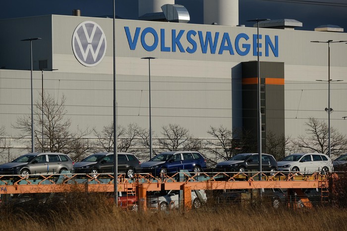Mobil listrik Volkswagen (VW) ID.3 mulai memasuki jalur produksi. Mobil berjenis hatchback ini akan diproduksi di fasilitas perakitan Volkswagen di Zwickau, Jerman.