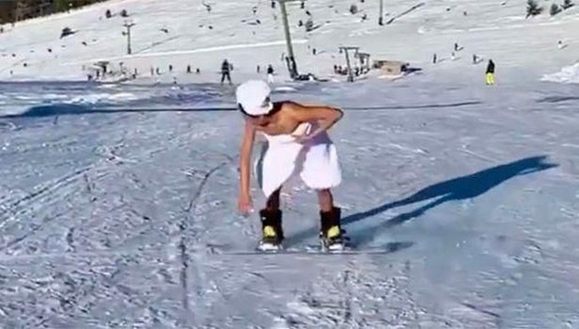 Seorang bintang Instagram bermain di ski di lereng dalam balutan pakaian paling aneh. Ilkimtemur hanya mengenakan handuk berwarna putih saat dirinya bermain ski di tengah salju. Foto: Instagram