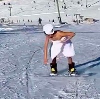 Seorang bintang Instagram bermain di ski di lereng dalam balutan pakaian paling aneh. Ilkimtemur hanya mengenakan handuk berwarna putih saat dirinya bermain ski di tengah salju. Foto: Instagram