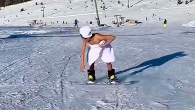 Foto: Selebgram Jadi Sensasi, Main Ski di Tengah Salju Hanya Pakai Handuk