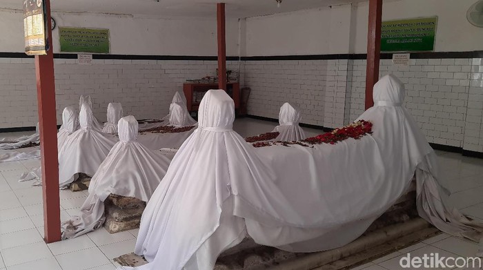 Makam Mbah bungkul tengah menjadi sorotan karena akan direnovasi Pemkot Surabaya. Benarkah ada harta karun di makam tersebut.
