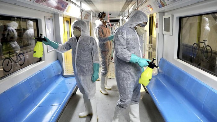 Korban meninggal akibat virus corona di Iran bertambah menjadi 15 orang. Untuk mengantisipasi bertambahnya korban, Iran melakukan penyemprotan disinfektan di sejumlah lokasi.