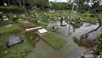 Sebagian kawasan TPU Karet juga lebih rendah dari permukaan jalan dan saluran luar sehingga area tersebut lebih mudah terendam saat hujan.