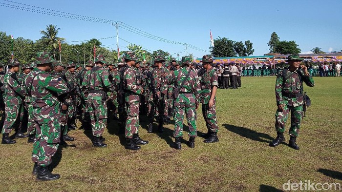 Pasukan gabungan TNI dan Polri bersenjata lengkap berada di halaman Gedung DPRD Mimika (Saiman/detikcom)