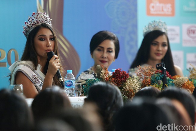 Para finalis akan memperebutkan tiga mahkota Borobudur persembahan dari Hartono Wira Tanik. “Tahun lalu aku juga berada di posisi kalian. Just be yourself. Jangan takut untuk menjadi diri sendiri,” demikian wejangan Puteri Indonesia 2019 Frederika Alexis Cull kepada para seniornya.  Foto: Agung Pambudhy