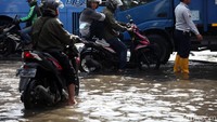Petugas Dishub dikerahkan untuk mengatur lalu lintas yang macet akibat banjir.