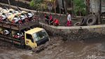 Aksi Nekat Sopir Truk Libas Banjir di Cilincing