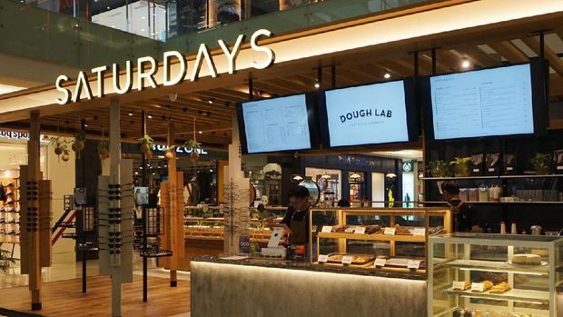 Gaya Keren Sandiaga Uno Pakai Kacamata Buatan Lokal