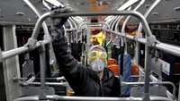 Penyemprotan disinfektan untuk mengantisipasi menyebarkan virus corona. AP Photo/Ebrahim Noroozi.