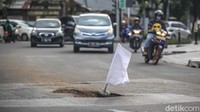 Jalan berlubang lantaran diguyur hujan dalam beberapa hari terakhir.